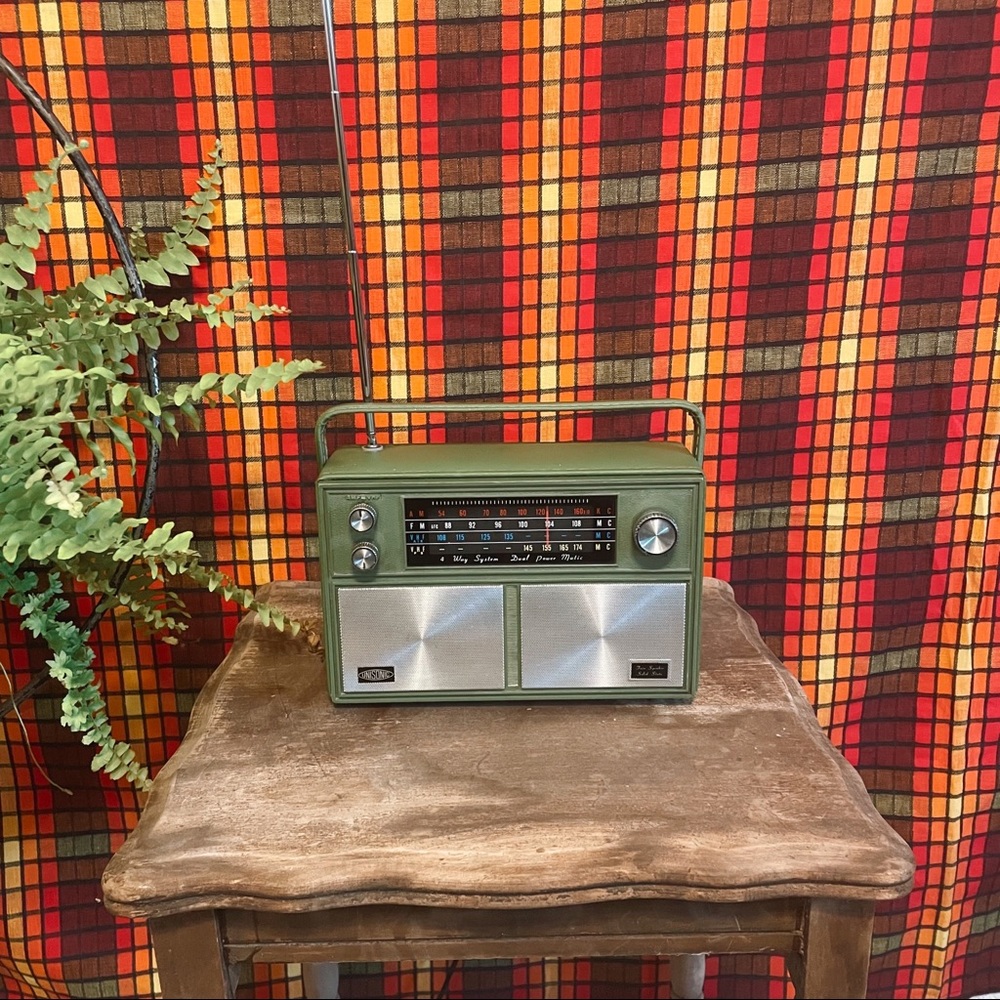 RADIO UNISONIC 4 BAND 13 TRANSISTOR PORTABLE VINTAGE GREEN